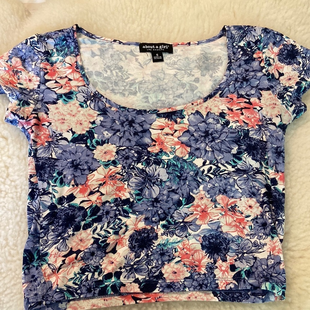 About a Girl size S shirt crop top